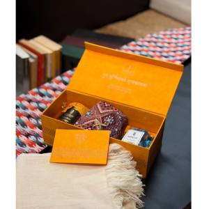 Makkuse Guru Dakshina Gift Box (Dhaka Topi)