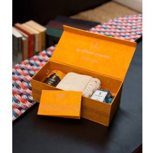 Makkuse Guru Purnima Gift Box (Handloom Scarf)